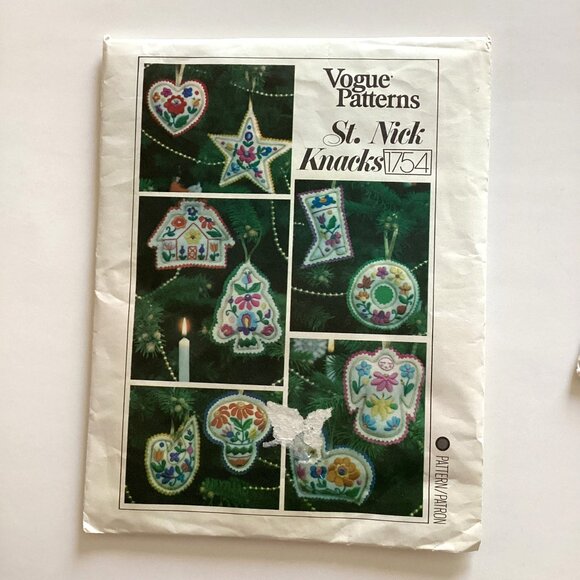 Vintage Vogue Pattern St Nick Knacks Ornament Stockings Embroidery Craft UNCUT - Picture 2 of 9